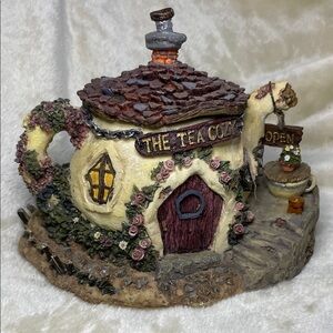Boyd’s Bears-Built Villages “The Tea Cozy” Charming Cottage Teapot Numbered